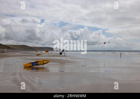 Surfbrett für Rettungsschwimmer am Newgale Beach, geeignet für Kitesurfbretter Stockfoto