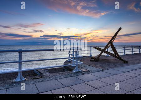 Große Sonnenliege auf der langen Promenade in Aberystwyth bei Sonnenuntergang Stockfoto