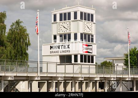 Kontrollgebäude am Goodwod Motor Racing Circuit in West Sussex, England. Stockfoto