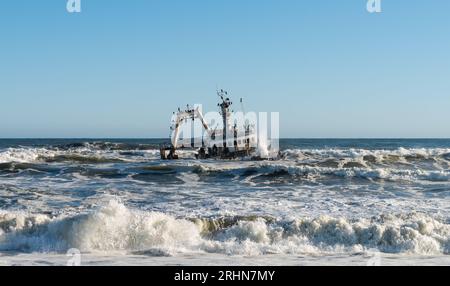 Schiffswrack der Zeila im Surf eines Küstenbruchs Stockfoto