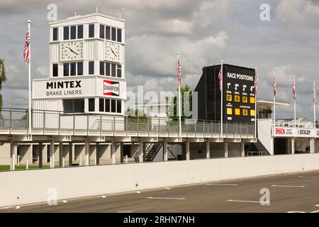 Steuere die Gebäude auf dem Goodwood Motor Racing Circuit in West Sussex, England. Stockfoto