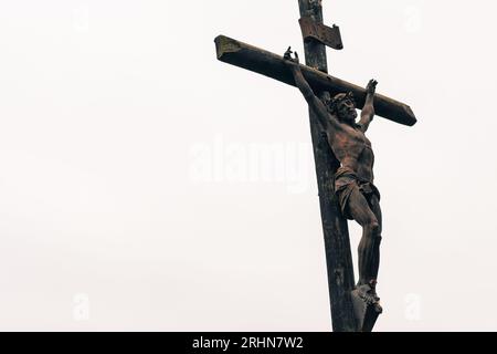 Statue des gekreuzigten christus am Kreuz eines Tempels Stockfoto