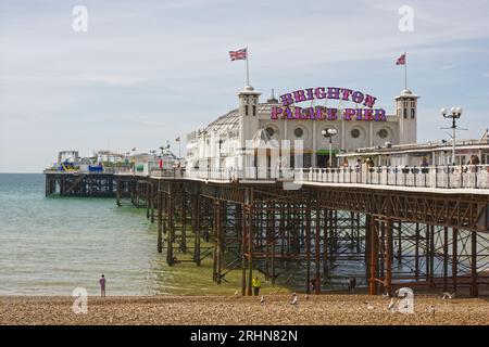 Brighton Palace Pier in East Sussex, England. Mit Leuten am Strand und Pier. Stockfoto