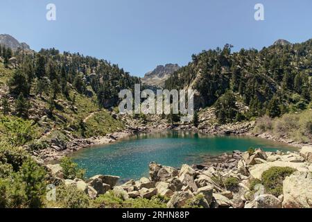 Wunderschöner idyllischer See neben einem Berg an einem Sommertag Stockfoto