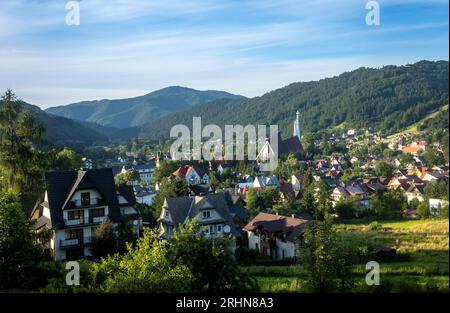 Kroscienko nad Dunajcem, Polen - 29. Juli 2023: Ein Panorama der Stadt Kroscienko vom Trzy Korony-Wanderweg aus gesehen. Stockfoto