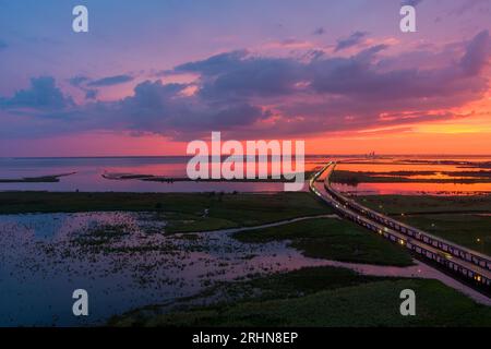 Mobile Bay Sonnenuntergang an der Golfküste von Alabama Stockfoto