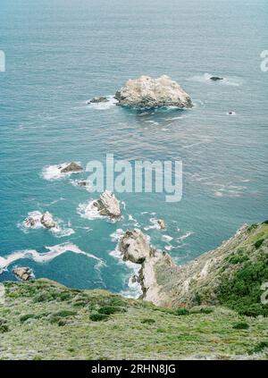 Vertikaler Blick auf die Küste von Big Sur von den Klippen Stockfoto