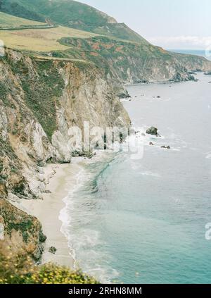 Vertikaler Blick auf die Küste von Big Sur mit Klippen Stockfoto