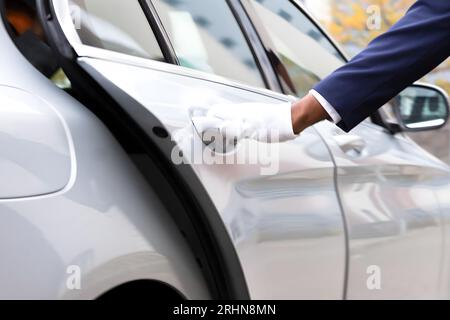 Der Parkservice Hand öffnen Grau Autotür auf der Straße Stockfoto