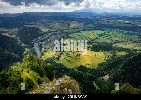 Panoramablick auf den Fluss Dunajec und das Rote Kloster in der Slowakei vom Trzy Korony Berg in Pieniny, Polen. Stockfoto