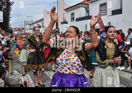 Frauen präsentieren Schmuck und traditionelle Kostüme bei der Mordomia Parade, einer der Veranstaltungen während der Festa d'Agonia in Viana do Castelo, Portugal Stockfoto