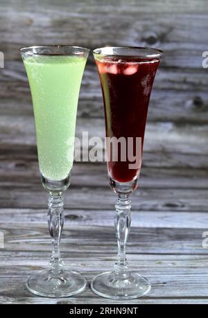 Sommergetränke, gekühltes kaltes Limonade-Erfrischungsgetränk mit Zitronenminze, grüne Soda, kohlensäurehaltiges Limonadengetränk und frisch gekühltes Roselle-Saftglas aus der Herstellung Stockfoto