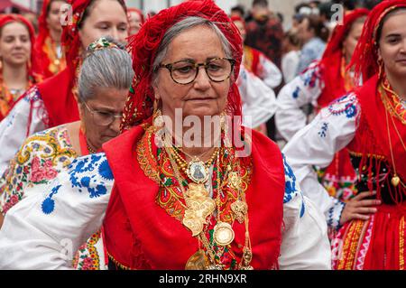 Frauen präsentieren Schmuck und traditionelle Kostüme bei der Mordomia Parade, einer der Veranstaltungen während der Festa d'Agonia in Viana do Castelo, Portugal Stockfoto