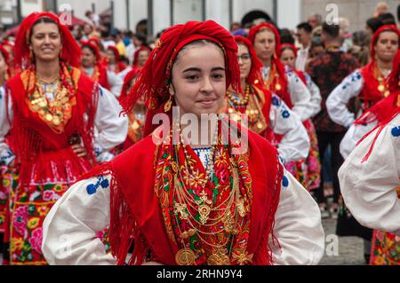 Frauen präsentieren Schmuck und traditionelle Kostüme bei der Mordomia Parade, einer der Veranstaltungen während der Festa d'Agonia in Viana do Castelo, Portugal Stockfoto