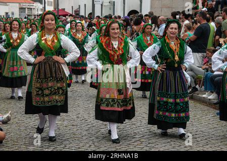 Frauen präsentieren Schmuck und traditionelle Kostüme bei der Mordomia Parade, einer der Veranstaltungen während der Festa d'Agonia in Viana do Castelo, Portugal Stockfoto