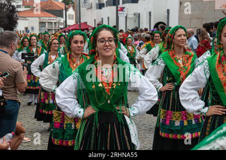 Frauen präsentieren Schmuck und traditionelle Kostüme bei der Mordomia Parade, einer der Veranstaltungen während der Festa d'Agonia in Viana do Castelo, Portugal Stockfoto