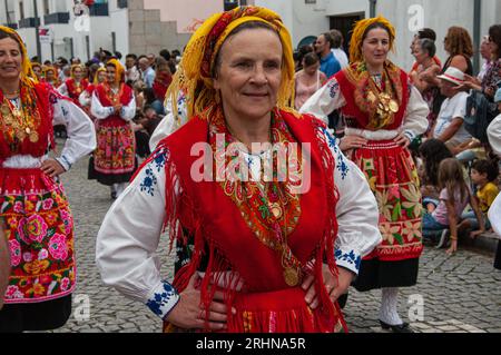 Frauen präsentieren Schmuck und traditionelle Kostüme bei der Mordomia Parade, einer der Veranstaltungen während der Festa d'Agonia in Viana do Castelo, Portugal Stockfoto