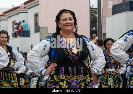 Frauen präsentieren Schmuck und traditionelle Kostüme bei der Mordomia Parade, einer der Veranstaltungen während der Festa d'Agonia in Viana do Castelo, Portugal Stockfoto