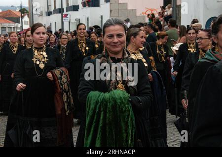 Frauen präsentieren Schmuck und traditionelle Kostüme bei der Mordomia Parade, einer der Veranstaltungen während der Festa d'Agonia in Viana do Castelo, Portugal Stockfoto