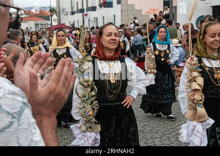 Frauen präsentieren Schmuck und traditionelle Kostüme bei der Mordomia Parade, einer der Veranstaltungen während der Festa d'Agonia in Viana do Castelo, Portugal Stockfoto