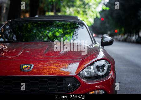 Mailand, Italien - 1. September 2022. Das Frontdetail des roten Abarth 124 Spider parkte auf der Straße Stockfoto