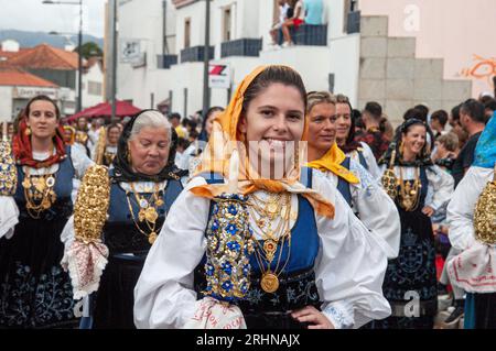 Frauen präsentieren Schmuck und traditionelle Kostüme bei der Mordomia Parade, einer der Veranstaltungen während der Festa d'Agonia in Viana do Castelo, Portugal Stockfoto