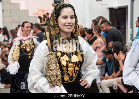 Frauen präsentieren Schmuck und traditionelle Kostüme bei der Mordomia Parade, einer der Veranstaltungen während der Festa d'Agonia in Viana do Castelo, Portugal Stockfoto