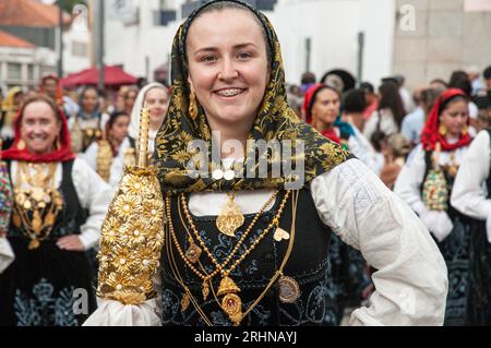 Frauen präsentieren Schmuck und traditionelle Kostüme bei der Mordomia Parade, einer der Veranstaltungen während der Festa d'Agonia in Viana do Castelo, Portugal Stockfoto