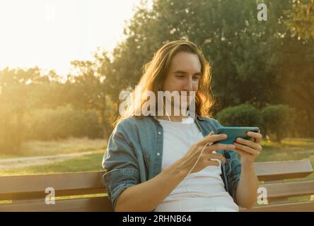 Mann, der auf seinem Telefon ein Video ansieht Stockfoto