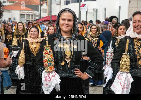 Frauen präsentieren Schmuck und traditionelle Kostüme bei der Mordomia Parade, einer der Veranstaltungen während der Festa d'Agonia in Viana do Castelo, Portugal Stockfoto