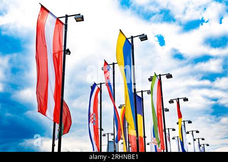 Viele Flaggen Österreichs, der Ukraine, Kroatiens, Rumäniens und anderer Länder Stockfoto