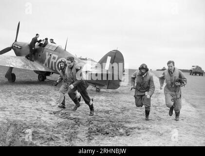 EAGLE SQUADRON amerikanische Piloten der No 71 Eagle Squadron laufen am 17. März 1941 zu ihren Hawker Hurricanes bei RAF Kirton-in-Linsey Stockfoto