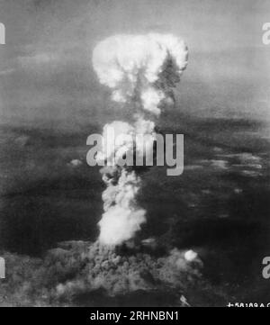 HIROSHIMA Clouds erheben sich vom amerikanischen Atombombenangriff am 6. August 1945 Stockfoto