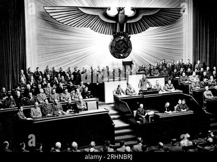 ADOLF HITLER ERKLÄRT DEN KRIEG gegen die Vereinigten Staaten am 11. Dezember 1944 im Berliner Reichstag Stockfoto
