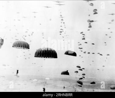 OPERATION MARKET GARDEN 1 Alliierter Fallschirmsprung von Dakotas September 1944 Stockfoto