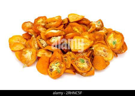 Getrocknete Kumquats auf weißem Hintergrund Stockfoto