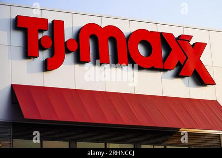 Bronx, NY - 21. Mai 2023: T.J.Maxx-Schilder für den Eingang zum Einzelhandelsgeschäft aus nächster Nähe Stockfoto