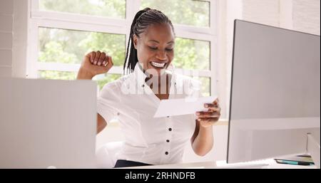 Gehaltsscheck, Gehaltsscheck Oder Versicherungsscheck In Der Hand Halten Stockfoto