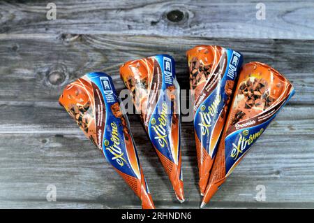Kairo, Ägypten, Juli 27 2023: Extreme Nestle Schokoladen-Eiskegel mit Schokoladensauce und Brownies-Stücken in knusprigen Waffelkegeln, schmelzend c Stockfoto