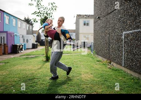 HARRIS DICKINSON und LOLA CAMPBELL in SCRAPPER (2023), Regie: CHARLOTTE REGAN. BBC Films / British Film Institute / Album Stockfoto