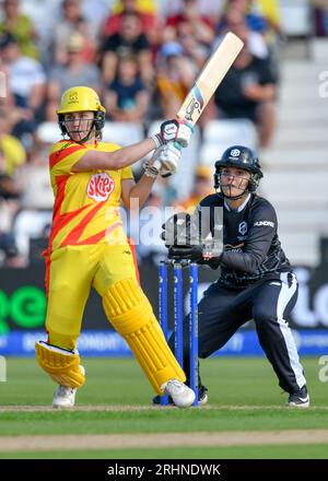 Nottingham, Vereinigtes Königreich. August 2023. Abgebildet links nach rechts Nat Sciver-Brunt (Trent Rockets), die auf der Trent Bridge (Trent Rockets gegen Manchester Originals) auf der 100 schlagen. Bild: Mark Dunn/Alamy Live News (Sport) Stockfoto