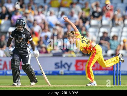 Nottingham, Vereinigtes Königreich. August 2023. Abgebildet links nach rechts Alexa Stonehouse (Trent Rockets) Bowling auf der 100 an der Trent Bridge (Trent Rockets gegen Manchester Originals). Bild: Mark Dunn/Alamy Live News (Sport) Stockfoto