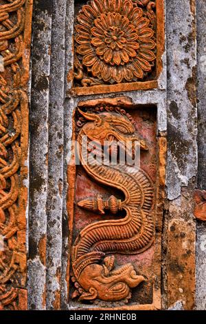 Indien, Westbengalen, Flussabfluss vom Ganges, Dorf Baranagar, bekannt für seine erdigen Tempel, Basrelief auf den Char Bangla Tempeln Stockfoto