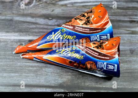 Kairo, Ägypten, Juli 27 2023: Extreme Nestle Schokoladen-Eiskegel mit Schokoladensauce und Brownies-Stücken in knusprigen Waffelkegeln, schmelzend c Stockfoto