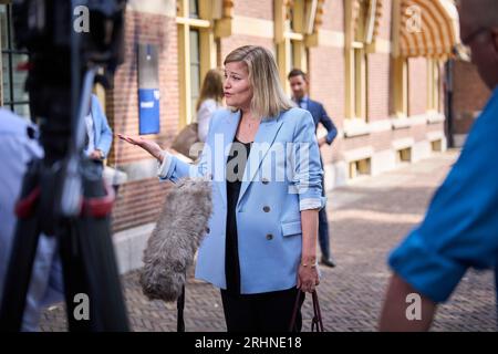 DEN HAAG - Liesje Schreinemacher, scheidende Ministerin für Außenhandel und Entwicklungszusammenarbeit, trifft vor dem wöchentlichen Ministerrat im Binnenhof ein. Das scheidende Kabinett wird sich nach den Sommerferien wieder treffen. ANP PHIL NIJHUIS niederlande raus - belgien raus Stockfoto