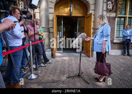 DEN HAAG - Liesje Schreinemacher, scheidende Ministerin für Außenhandel und Entwicklungszusammenarbeit, trifft vor dem wöchentlichen Ministerrat im Binnenhof ein. Das scheidende Kabinett wird sich nach den Sommerferien wieder treffen. ANP PHIL NIJHUIS niederlande raus - belgien raus Stockfoto