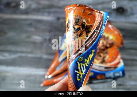 Kairo, Ägypten, Juli 27 2023: Extreme Nestle Schokoladen-Eiskegel mit Schokoladensauce und Brownies-Stücken in knusprigen Waffelkegeln, schmelzend c Stockfoto