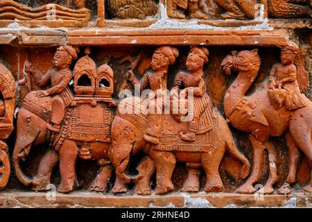 Indien, Westbengalen, Flussabfluss vom Ganges, Dorf Baranagar, bekannt für seine erdigen Tempel, Basrelief auf den Char Bangla Tempeln Stockfoto