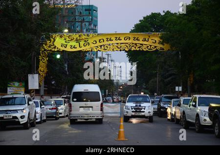 Verkehrsstraßen und thai Reisende Leute halten Auto für Reisen besuchen Thanon Khon Muan Nacht Basar oder Sankhong Happy Walking Street Market in San Khong Noi Stockfoto