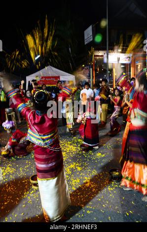 Thai Children People Group Band zeigt traditionelle Tanzkultur von Lanna für Reisende auf Thanon Khon Muan Night Market oder Sankhong Happy Walking Str Stockfoto